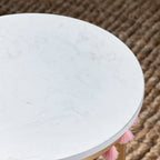 Tavolino d'appoggio con ripiano in marmo multicolore e nappine rosa, singolo