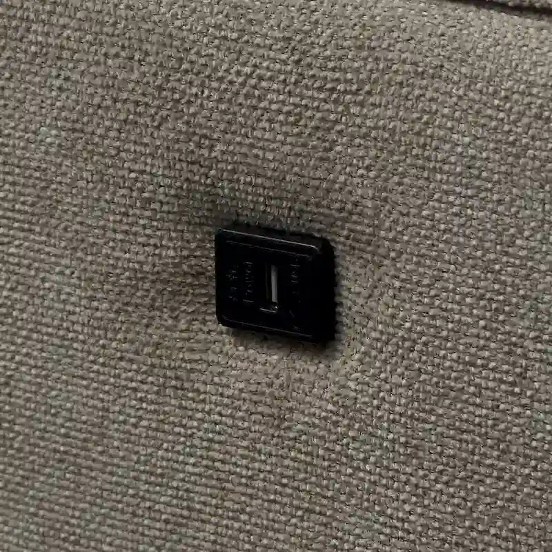 Divanetto a 2 posti in tessuto blu scuro/crema/azzurro con porta USB