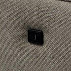 Divanetto a 2 posti in tessuto blu scuro/crema/azzurro con porta USB