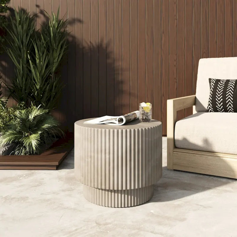 Tavolino tondo in cemento grigio scuro, monouso